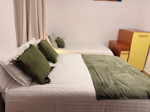 2 室のベッドルーム、デスク、アイロン / アイロン台、WiFi (無料)