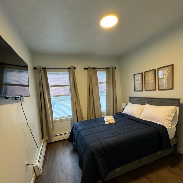 2 habitaciones, escritorio, tabla de planchar con plancha y wifi