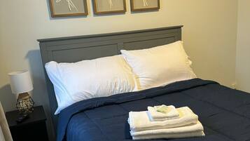 2 bedrooms, desk, iron/ironing board, WiFi