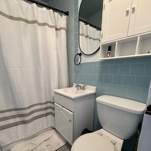 Secadora de cabello, toallas, jabón, shampoo