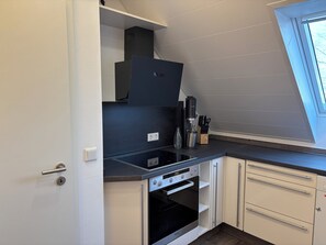 Kylskåp, mikrovågsugn, ugn och spishäll
