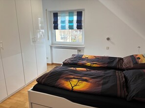 2 Schlafzimmer, Reisekinderbett, kostenloses WLAN, Bettwäsche