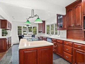 Private kitchen - Soothing 4-bedroom house with AC in Trumbull (Trumbull)