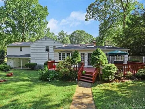 Soothing 4-bedroom house with AC in Trumbull