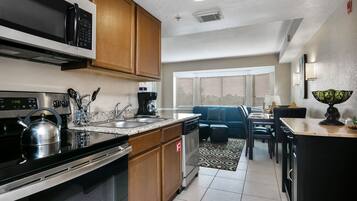 Een koelkast, een microgolfoven, een oven, een kookplaat