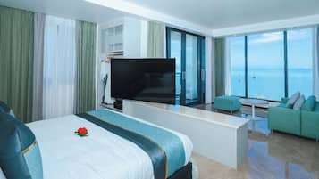 Executive kamer, aan het strand | Een minibar, een kluis op de kamer, individueel gedecoreerd