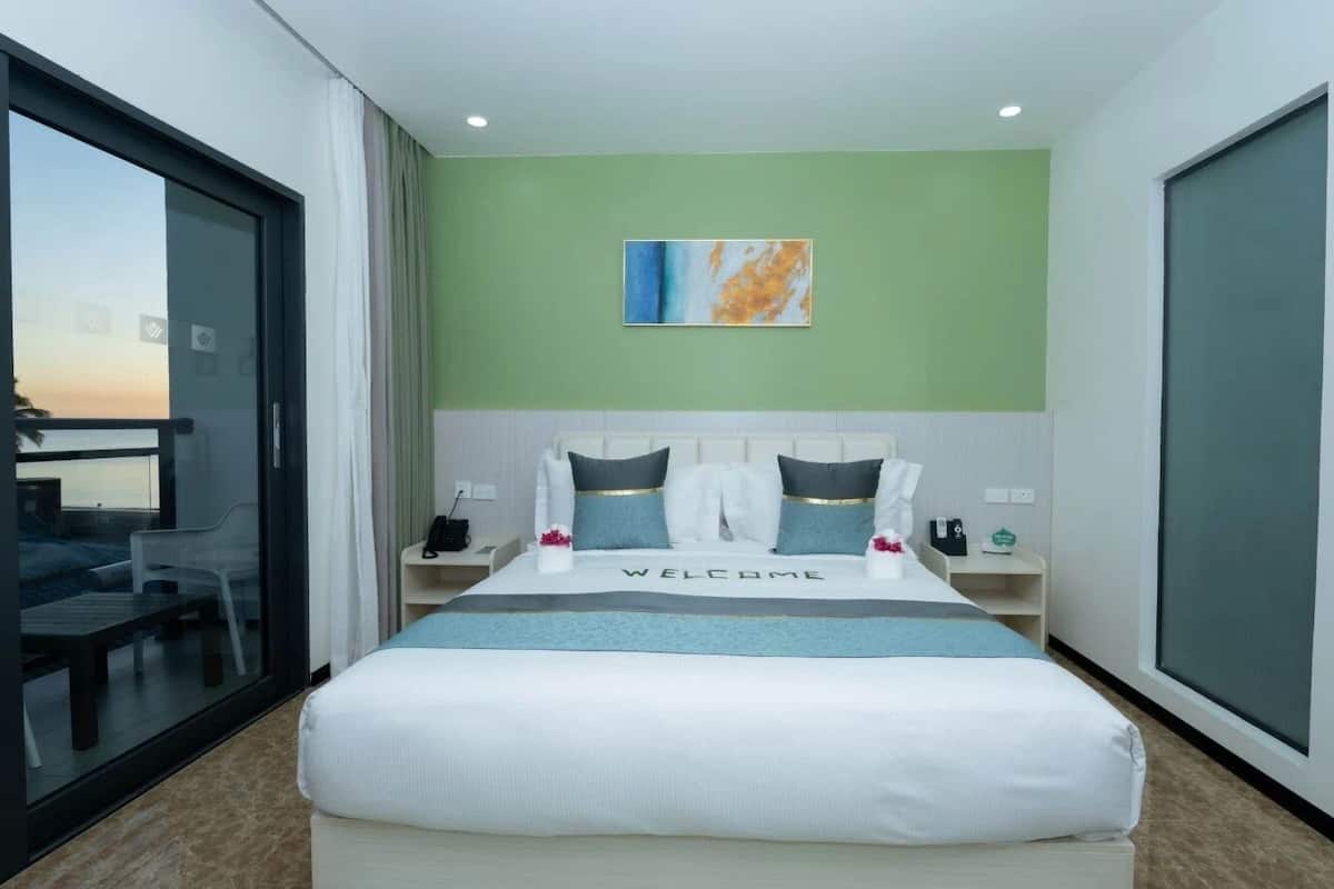 Room (Garden Oceanview King) | Minibar, in-room safe, individually decorated, individually furnished