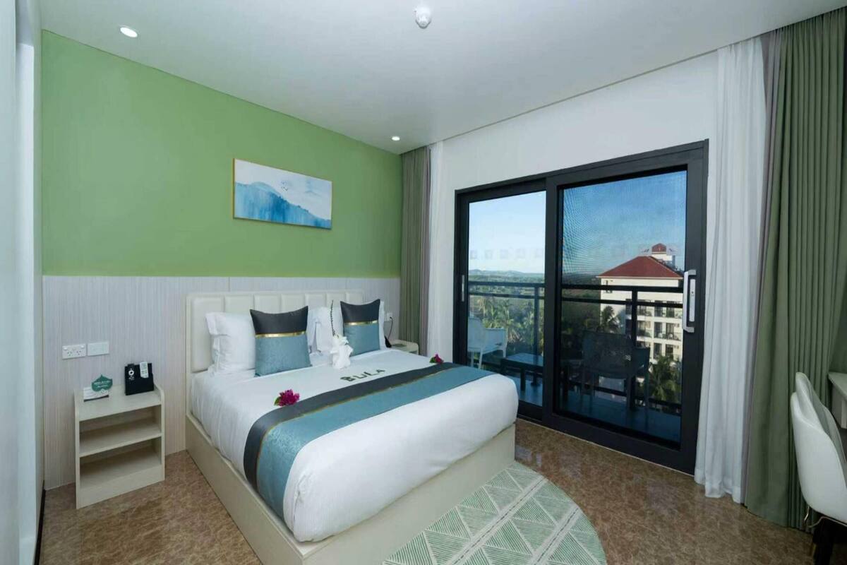 Room, 1 King Bed, Partial Ocean View (Garden) | Minibar, in-room safe, blackout curtains, iron/ironing board