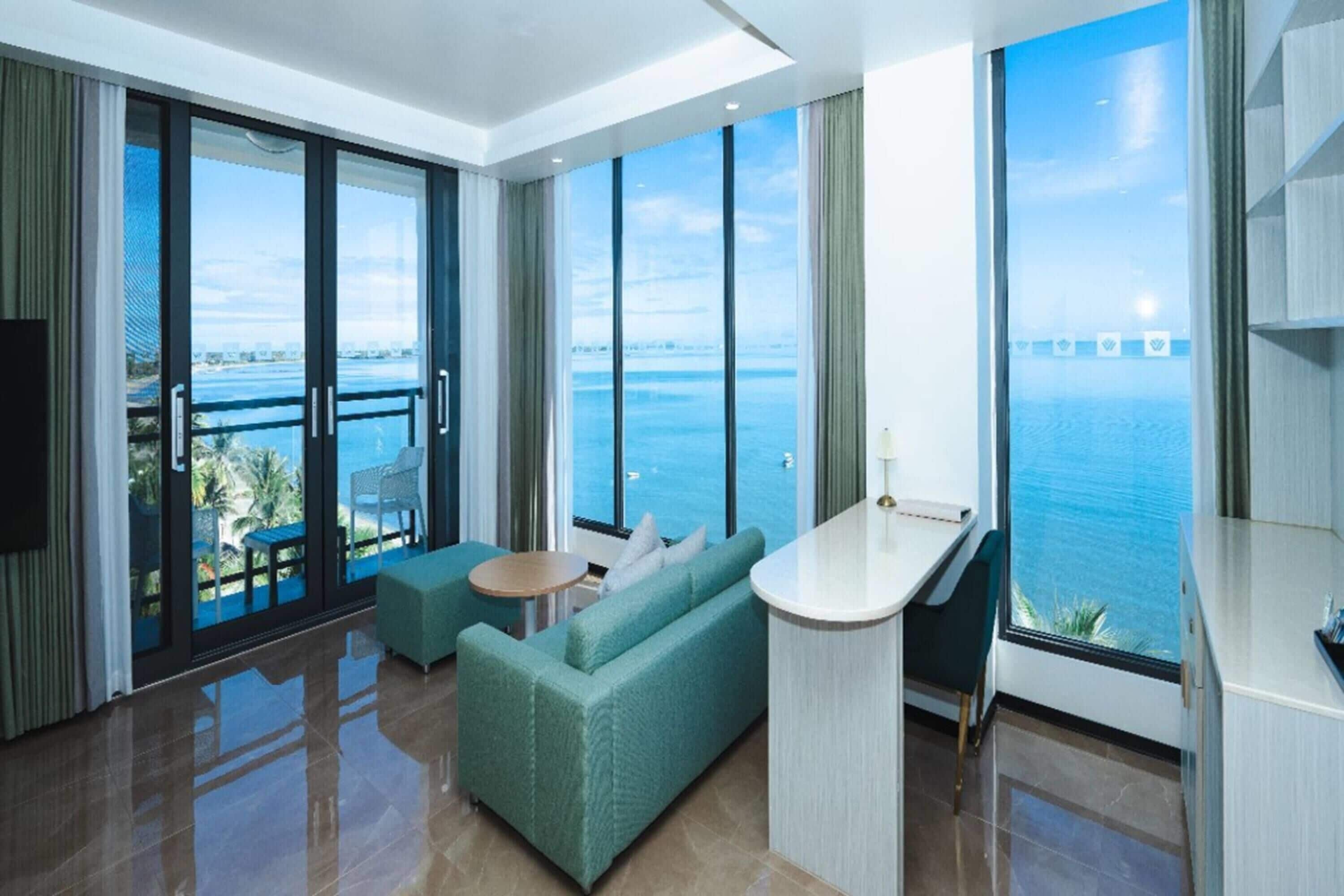 Habitación ejecutiva, frente a la playa | Minibar, caja fuerte, decoración individual y mobiliario individual