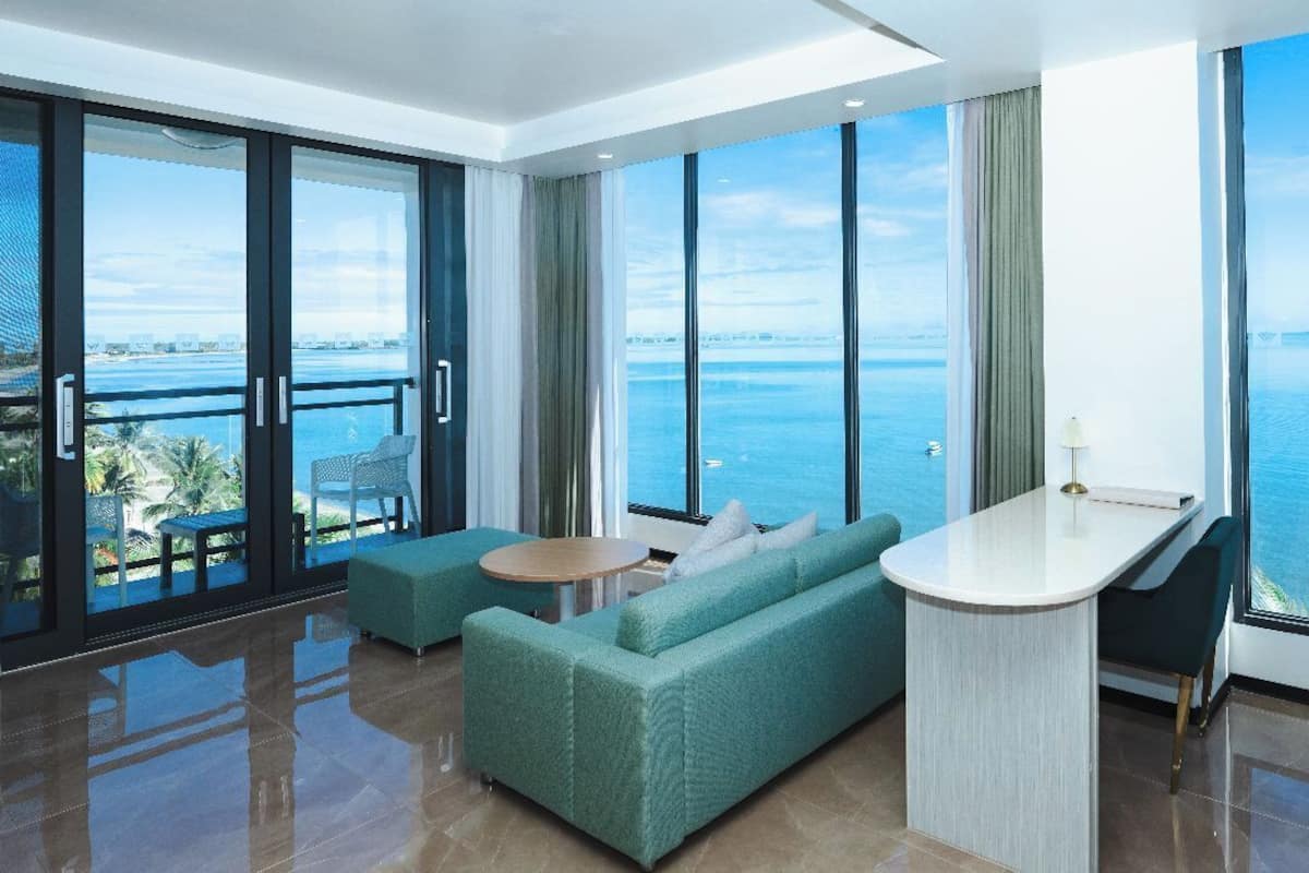 Executive Room, Beachfront | Minibar, in-room safe, individually decorated, individually furnished