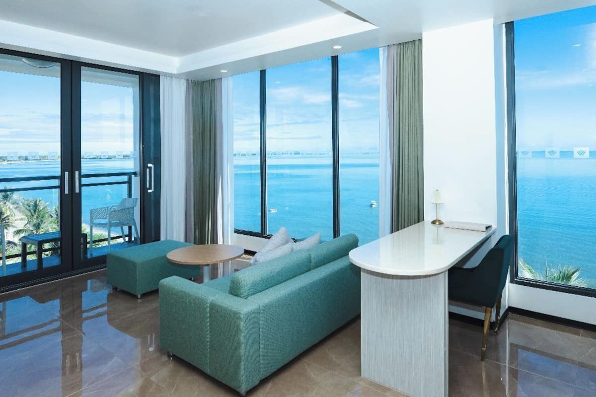 Executive Room, Beachfront | Minibar, in-room safe, individually decorated, individually furnished