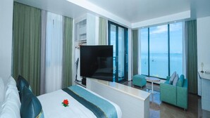 ห้องเอ็กเซกคิวทีฟ, ริมทะเล | มินิบาร์, ตู้นิรภัยในห้องพัก, ผ้าม่านกันแสง, เตารีด/โต๊ะรีดผ้า