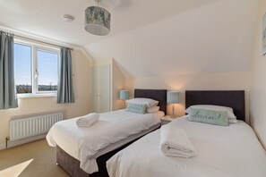 House | 3 bedrooms - Honeyfield Lodge - Spacious Cottage Rural Views (Kilgetty)