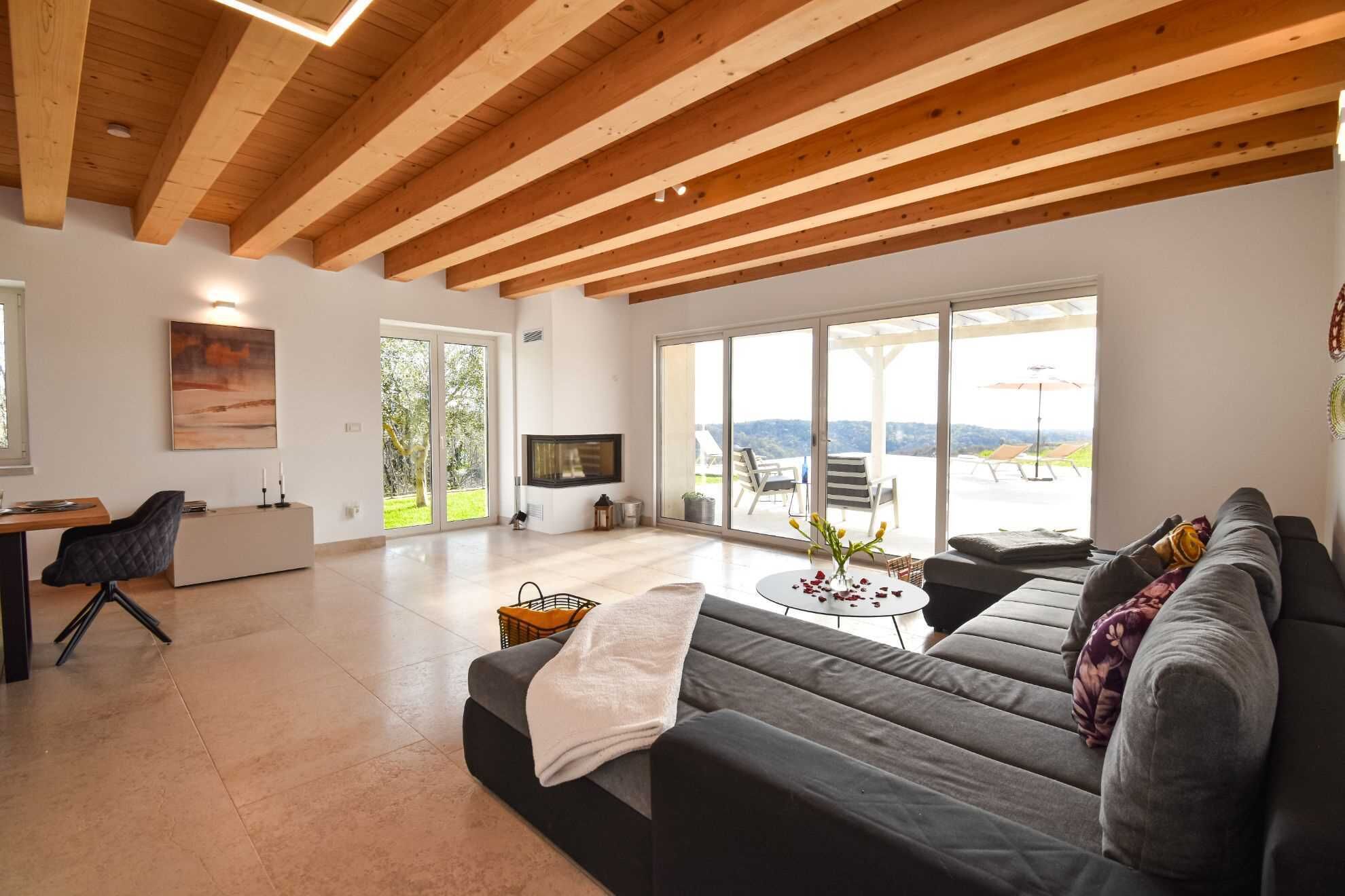 Televisie en een open haard