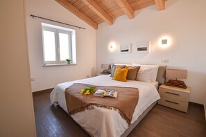 3 室のベッドルーム、WiFi (無料)、ベッドシーツ