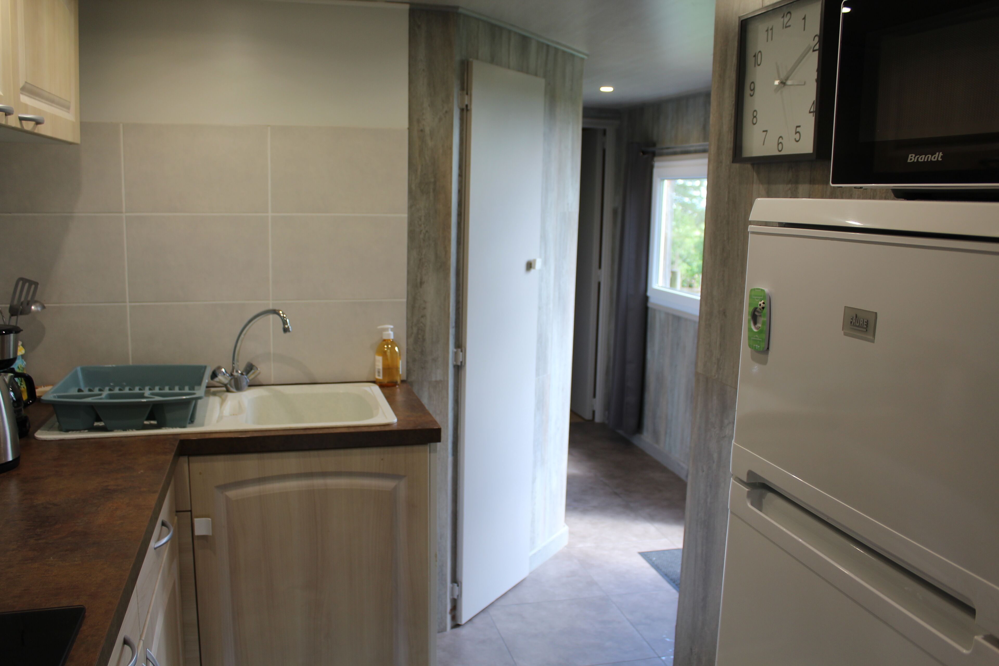 Geladeira, micro-ondas, cooktop, chaleira elétrica