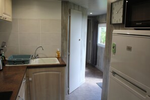 冷蔵庫、電子レンジ、コンロ、電気ポット