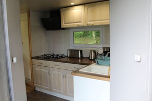 Geladeira, micro-ondas, cooktop, chaleira elétrica