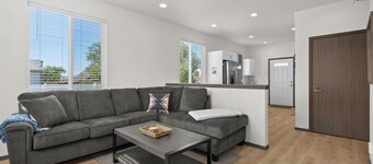 Clean 2 Bed Bungalow, Free Parking, Fast WiFi, Near GU