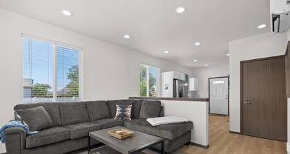 Clean 2 Bed Bungalow, Free Parking, Fast WiFi, Near GU