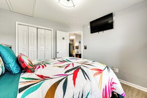 2 habitaciones, escritorio y tabla de planchar con plancha 