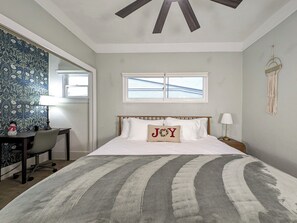 2 dormitorios, escritorio, tabla de planchar con plancha y cuna de viaje