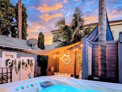 CozyVibeStay . King Bed. Parking. Walk to Beach