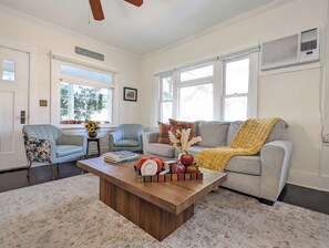 Una Smart TV, una chimenea, libros