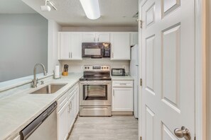 Réfrigérateur, micro-ondes, plaque de cuisson, lave-vaisselle