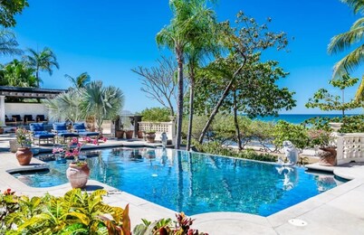 Beachfront haven: Casa Libélula with direct beach access and ocean views.