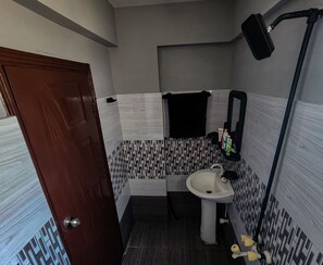 Een douche, een haardroger, handdoeken, zeep