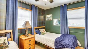 3 bedrooms, desk, iron/ironing board, Internet