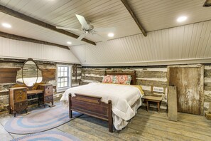 3 soverom, skrivebord, strykejern/-brett og reiseseng for barn