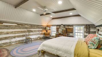 3 soverom, skrivebord, strykejern/-brett og reiseseng for barn