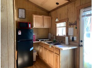 Refrigerador, microondas, cafetera y tetera y tostadora 
