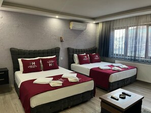 Tvåbäddsrum Deluxe | Sängtillbehör av högsta kvalitet, minibar och arbetsyta för laptop