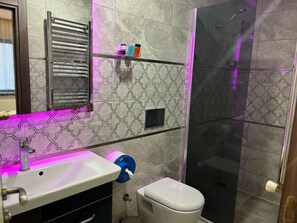 Badkar/dusch, regndusch, hårtork och badrock