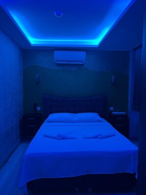 1 bedroom, premium bedding, minibar, laptop workspace