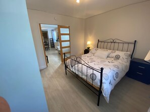 1 chambre, bureau, fer et planche à repasser, Wi-Fi
