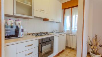 Uuni, kahvin-/teenkeitin, keittoastiat/astiat/ruokailuvälineet