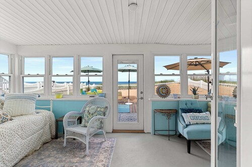 Adorable spacious renovated private home on beach