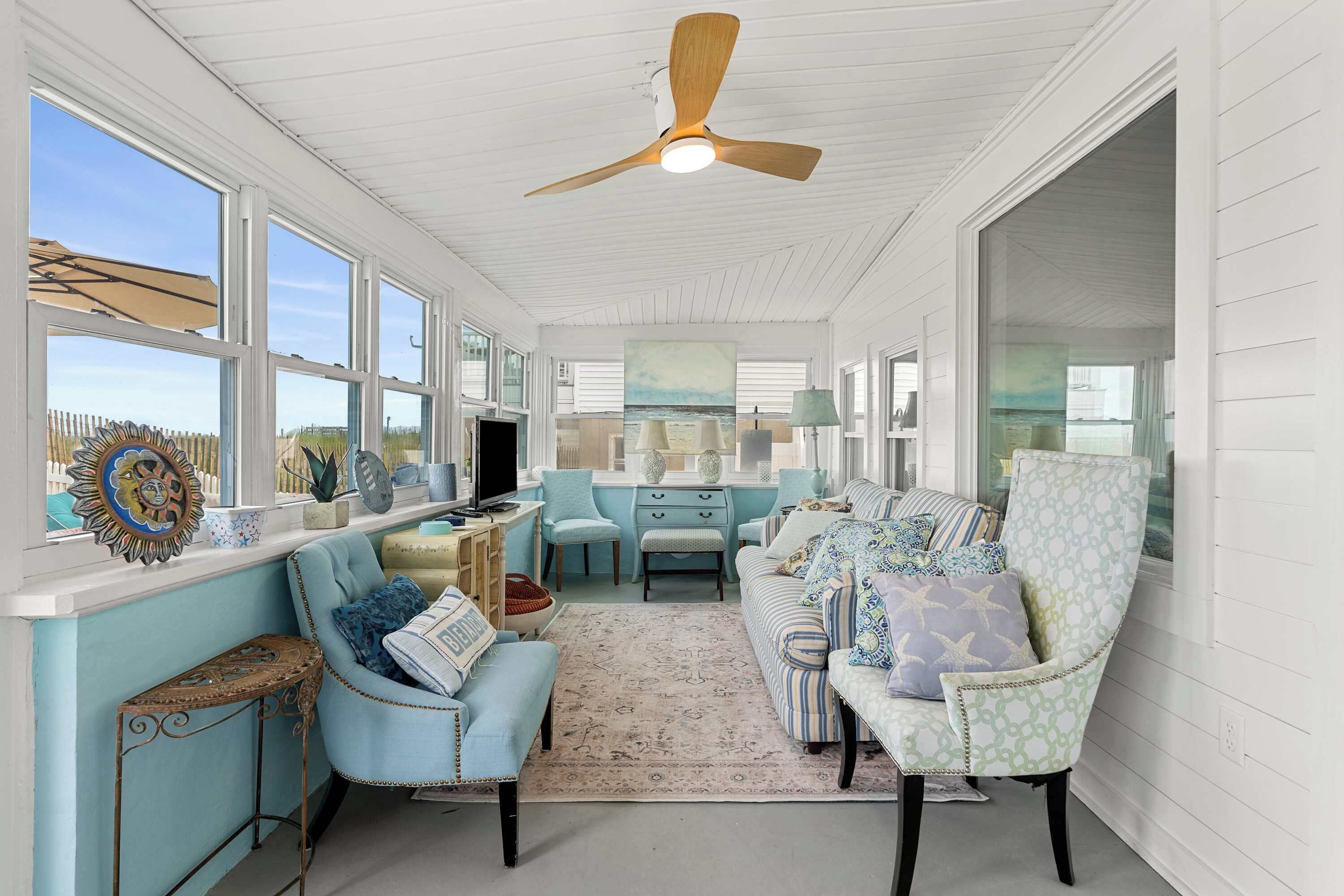 Adorable Renovated Beachfront Retreat W/ Private Deck - Salisbury Beach