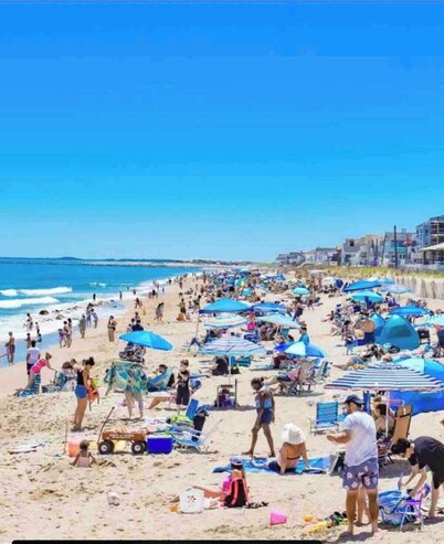 Adorable spacious renovated private home on beach