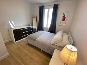1 chambre, fer et planche à repasser, Wi-Fi gratuit, draps fournis