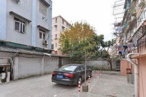 Free self-parking - Xiangru Chain Hotel (Shanghai Caogen (Shanghai)