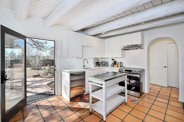 Fridge, oven, stovetop, dishwasher - Casita Suenos: Luxury Adobe Studio, AC, Historic Location - Monthly Rental (Santa Fe)