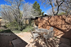 Outdoor dining - Casita Suenos: Luxury Adobe Studio, AC, Historic Location - Monthly Rental (Santa Fe)