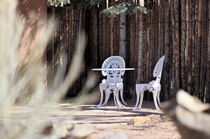 Property grounds - Casita Suenos: Luxury Adobe Studio, AC, Historic Location - Monthly Rental (Santa Fe)