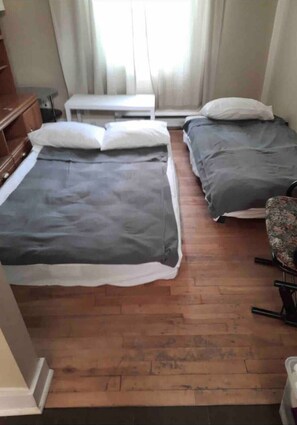 2 bedrooms, desk, iron/ironing board, WiFi