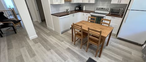 Kylskåp, mikrovågsugn, ugn och spishäll